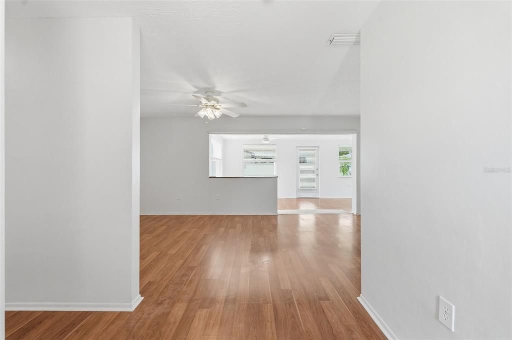 For Sale: $350,000 (2 beds, 1 baths, 1198 Square Feet)