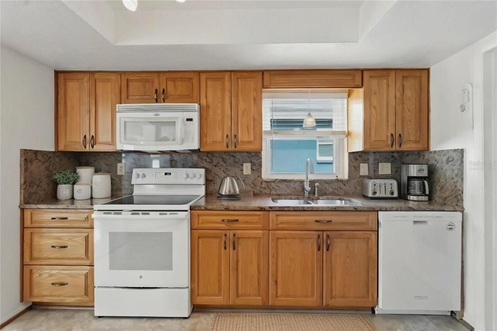 For Sale: $350,000 (2 beds, 1 baths, 1198 Square Feet)