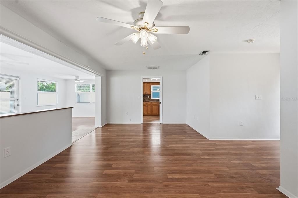 For Sale: $350,000 (2 beds, 1 baths, 1198 Square Feet)