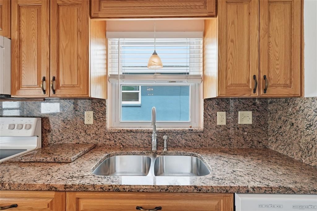For Sale: $350,000 (2 beds, 1 baths, 1198 Square Feet)