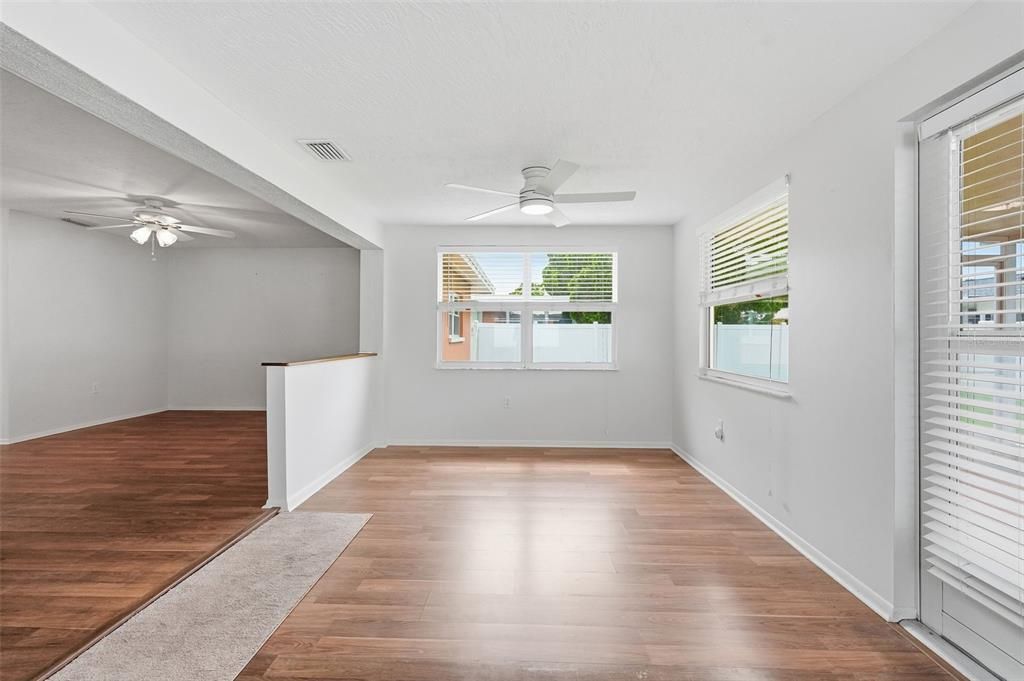 For Sale: $350,000 (2 beds, 1 baths, 1198 Square Feet)