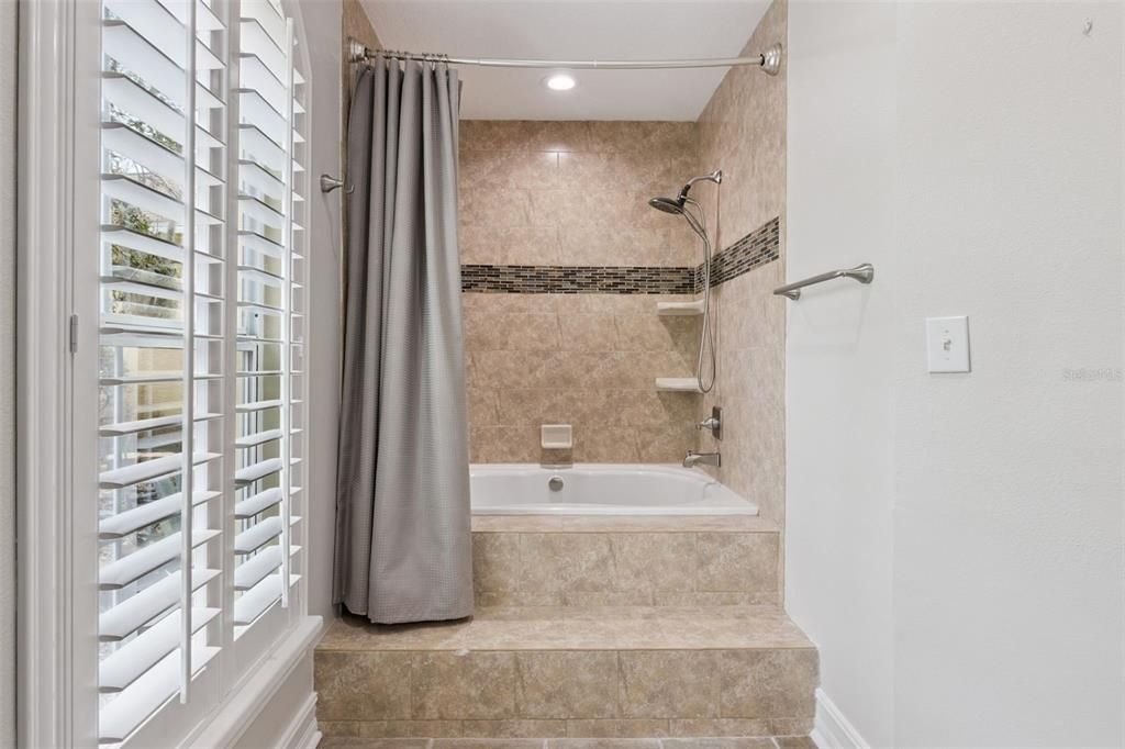 En Venta: $474,990 (4 camas, 3 baños, 2145 Pies cuadrados)