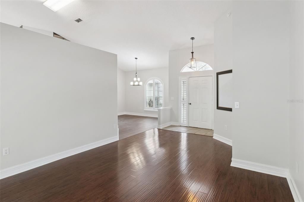 En Venta: $474,990 (4 camas, 3 baños, 2145 Pies cuadrados)