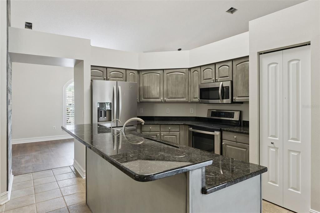 En Venta: $474,990 (4 camas, 3 baños, 2145 Pies cuadrados)
