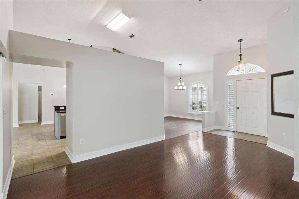 En Venta: $474,990 (4 camas, 3 baños, 2145 Pies cuadrados)
