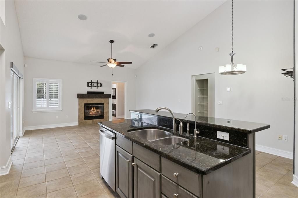 En Venta: $474,990 (4 camas, 3 baños, 2145 Pies cuadrados)