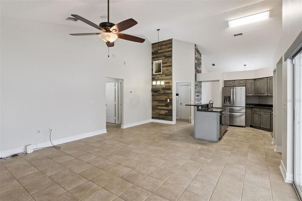 En Venta: $474,990 (4 camas, 3 baños, 2145 Pies cuadrados)