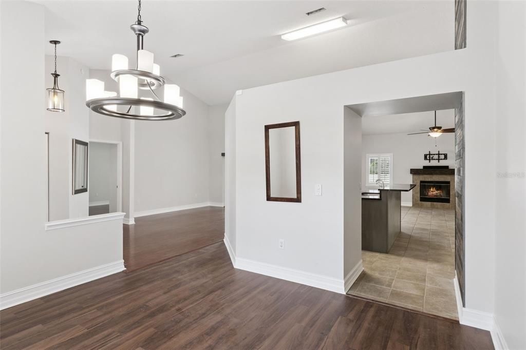 En Venta: $474,990 (4 camas, 3 baños, 2145 Pies cuadrados)
