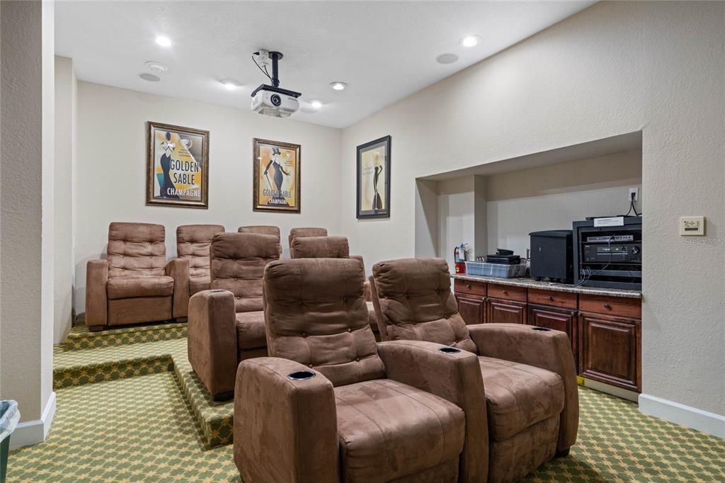 For Sale: $199,900 (2 beds, 2 baths, 971 Square Feet)
