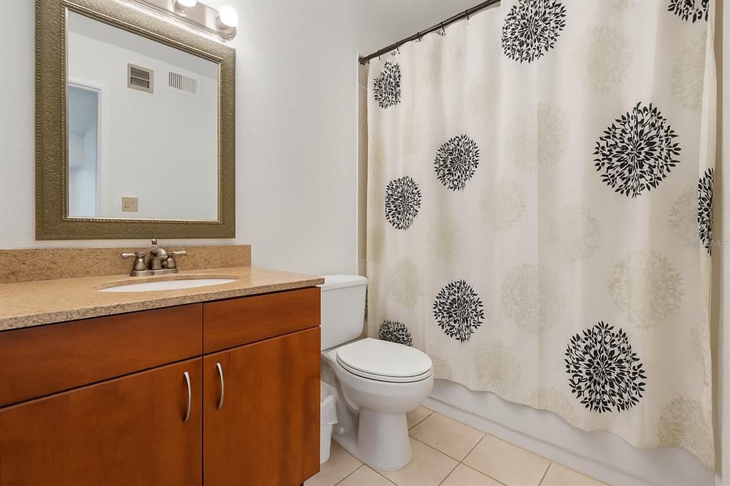 For Sale: $199,900 (2 beds, 2 baths, 971 Square Feet)