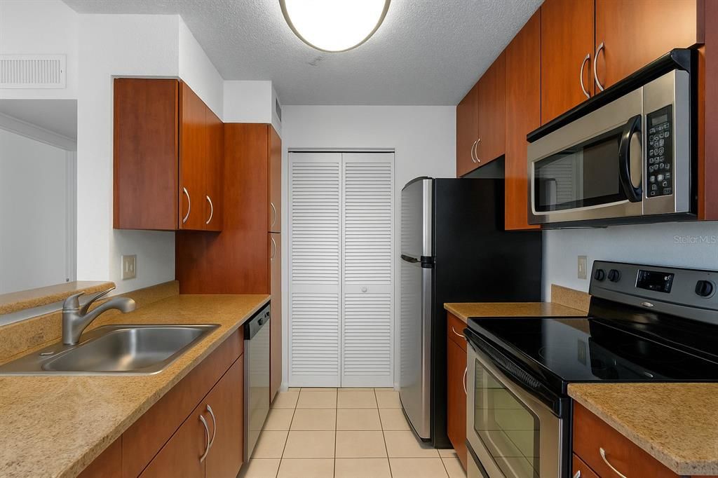 For Sale: $199,900 (2 beds, 2 baths, 971 Square Feet)