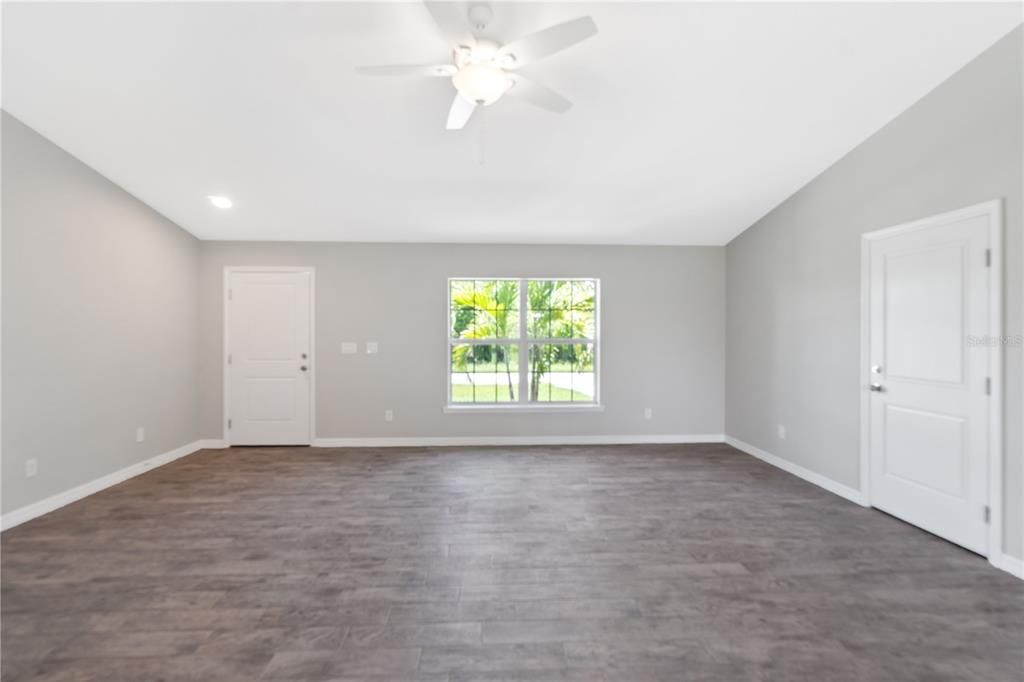 For Sale: $309,900 (3 beds, 2 baths, 1613 Square Feet)