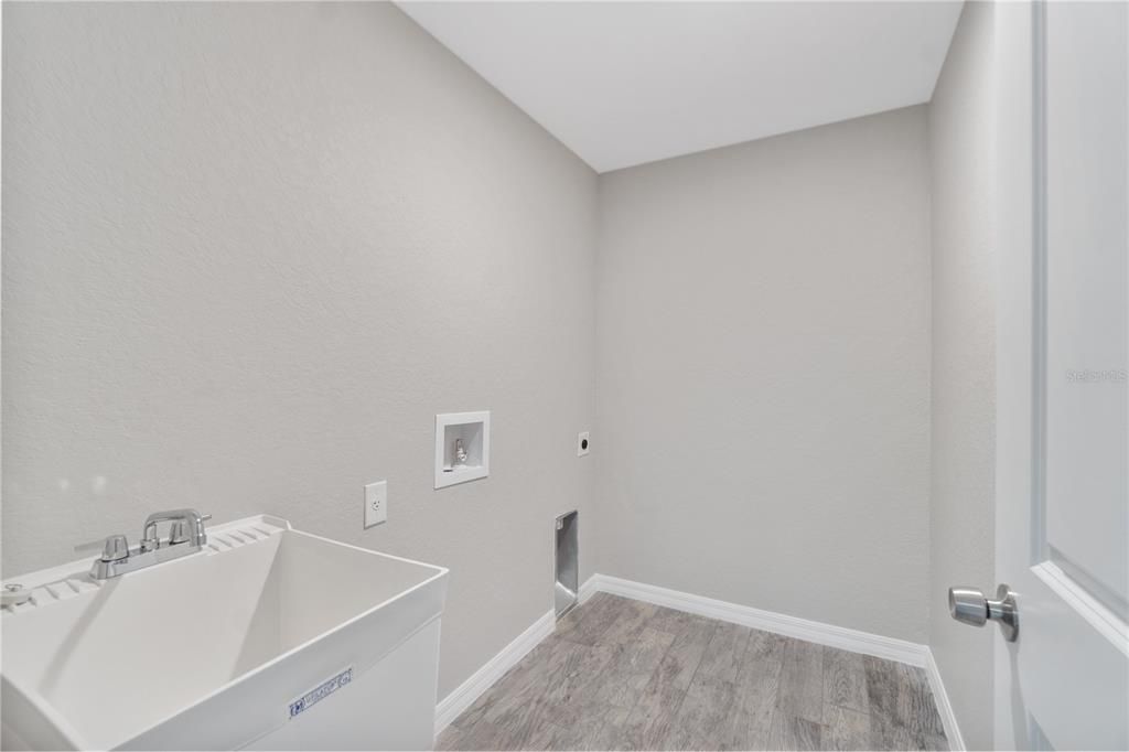 For Sale: $309,900 (3 beds, 2 baths, 1613 Square Feet)