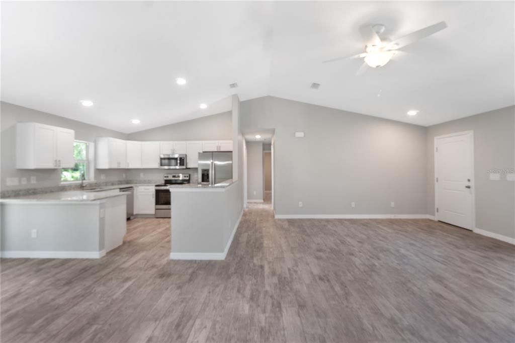 For Sale: $309,900 (3 beds, 2 baths, 1613 Square Feet)