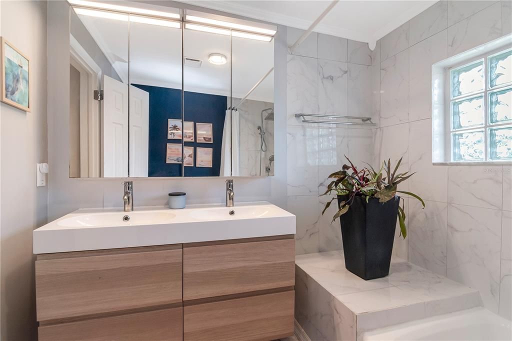 Под контрактом: $649,000 (4 спален, 2 ванн, 1845 Квадратных фут)