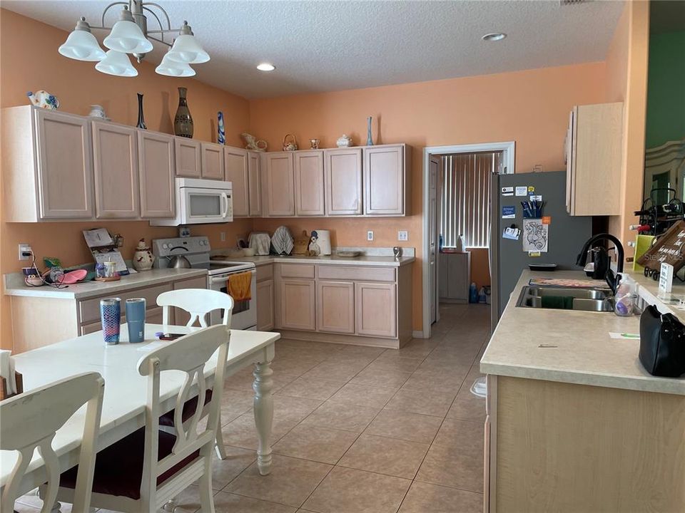 For Sale: $444,000 (4 beds, 3 baths, 2372 Square Feet)