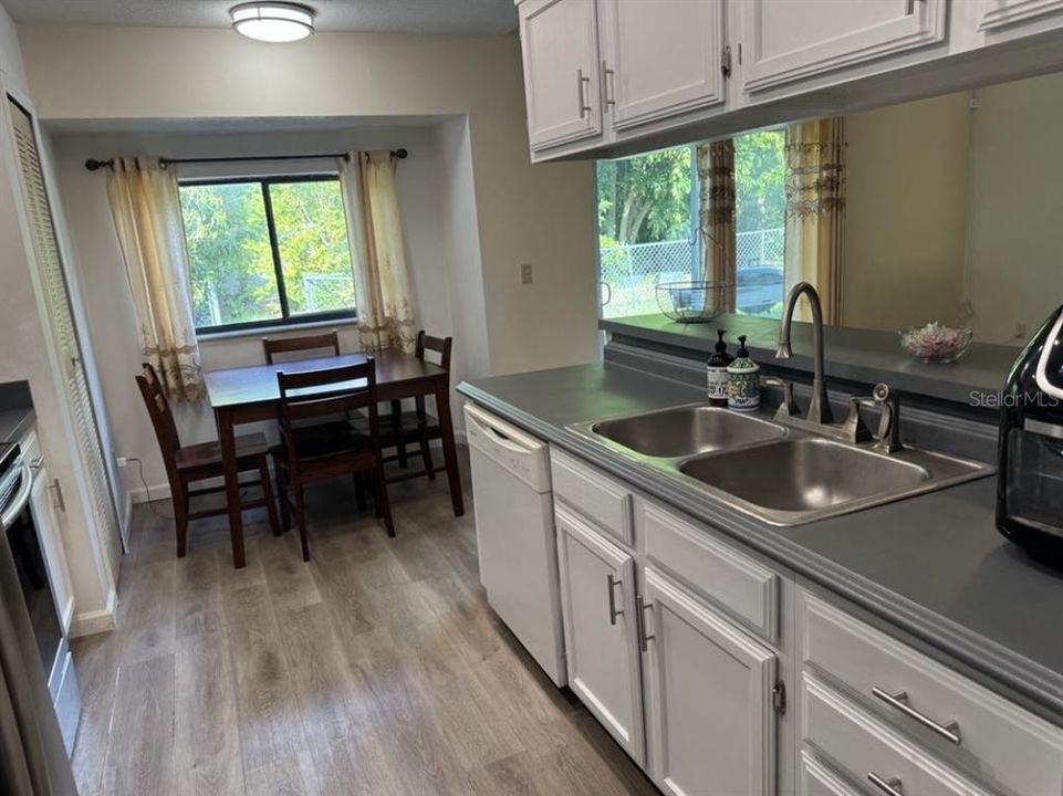 En Venta: $359,900 (4 camas, 2 baños, 1734 Pies cuadrados)