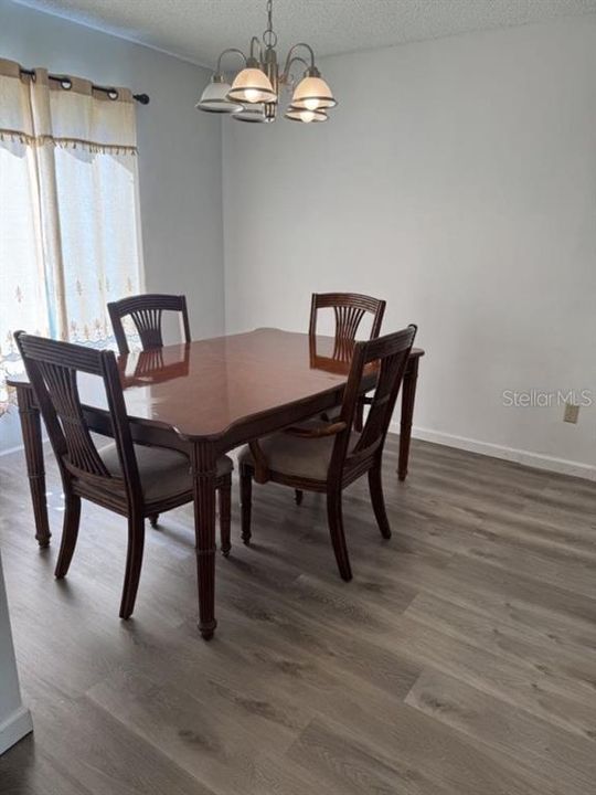 En Venta: $359,900 (4 camas, 2 baños, 1734 Pies cuadrados)
