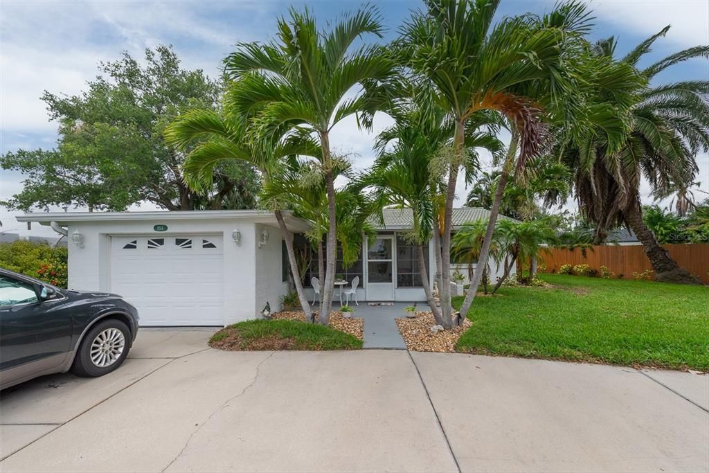 For Sale: $499,000 (2 beds, 1 baths, 1167 Square Feet)