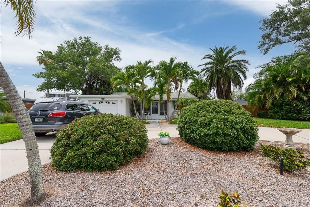 For Sale: $499,000 (2 beds, 1 baths, 1167 Square Feet)