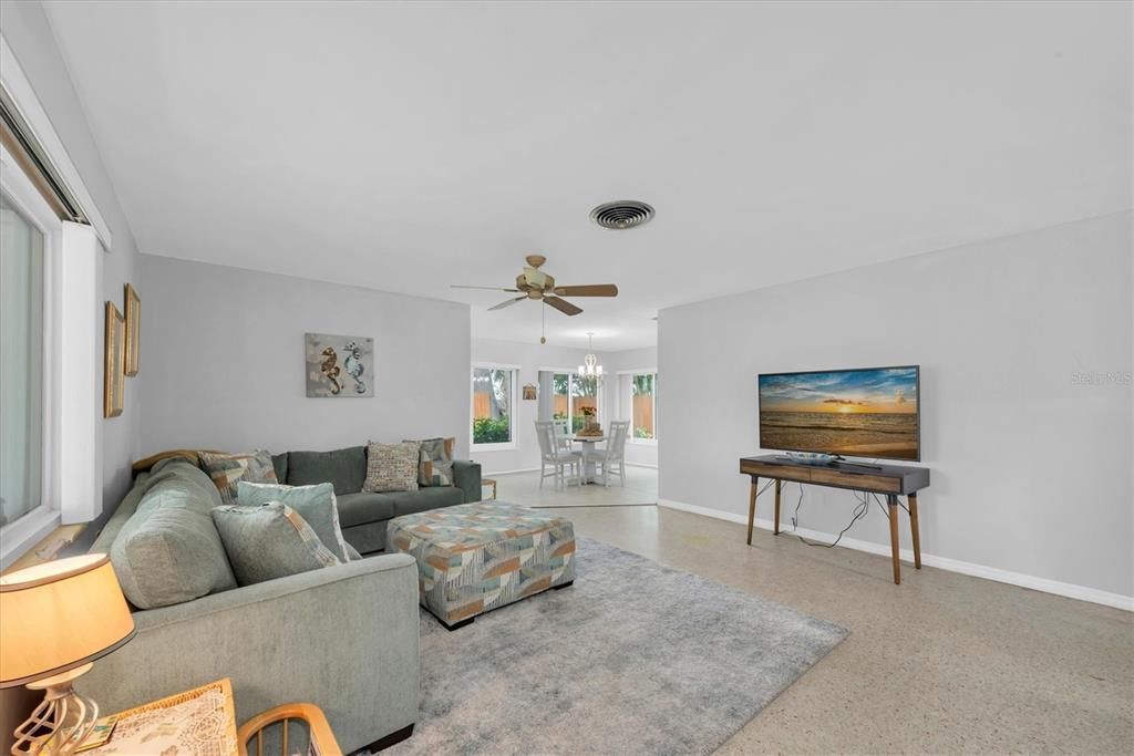 For Sale: $499,000 (2 beds, 1 baths, 1167 Square Feet)