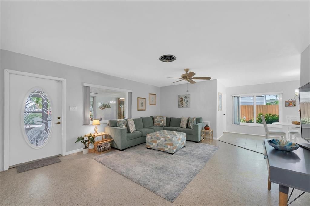 For Sale: $499,000 (2 beds, 1 baths, 1167 Square Feet)