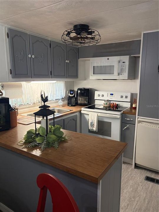 For Sale: $129,900 (2 beds, 2 baths, 732 Square Feet)