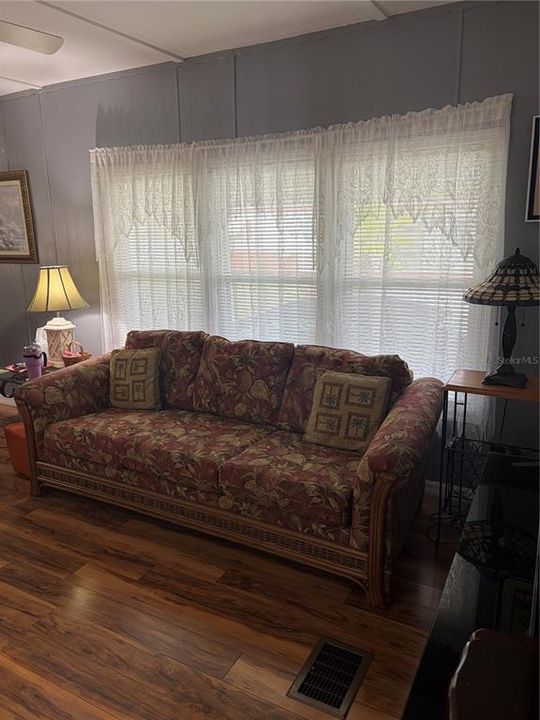 For Sale: $129,900 (2 beds, 2 baths, 732 Square Feet)