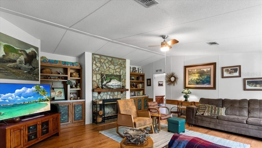 For Sale: $315,000 (4 beds, 2 baths, 2280 Square Feet)