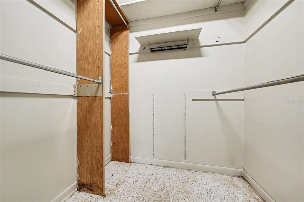 For Sale: $260,000 (4 beds, 2 baths, 1404 Square Feet)