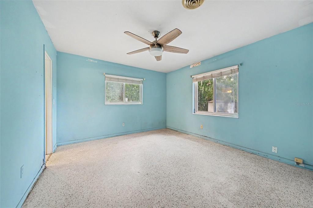 For Sale: $260,000 (4 beds, 2 baths, 1404 Square Feet)