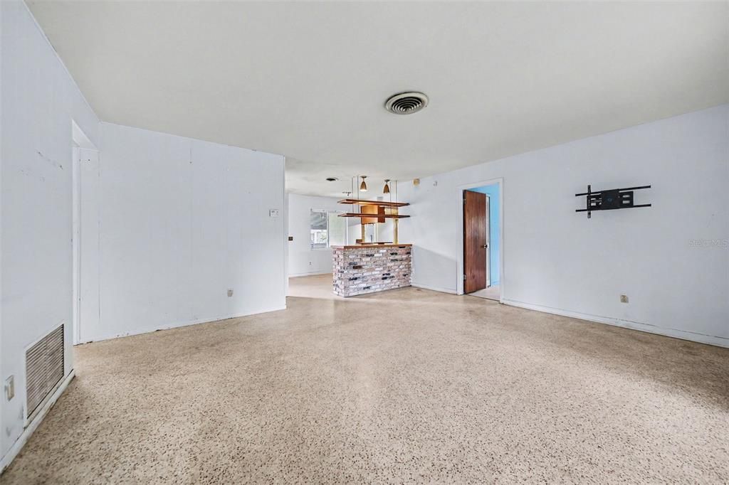 For Sale: $260,000 (4 beds, 2 baths, 1404 Square Feet)