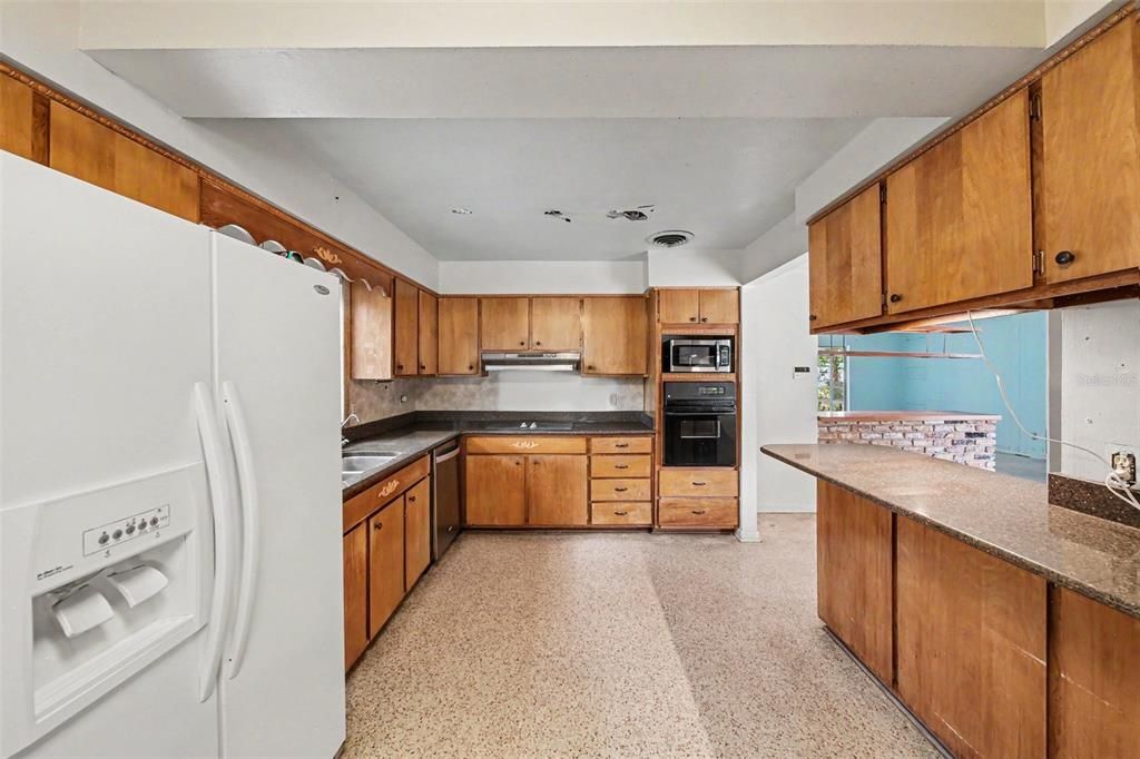 For Sale: $260,000 (4 beds, 2 baths, 1404 Square Feet)