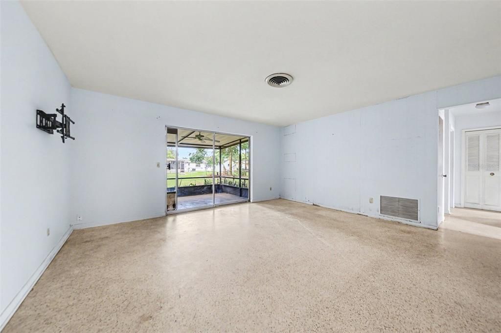 For Sale: $260,000 (4 beds, 2 baths, 1404 Square Feet)