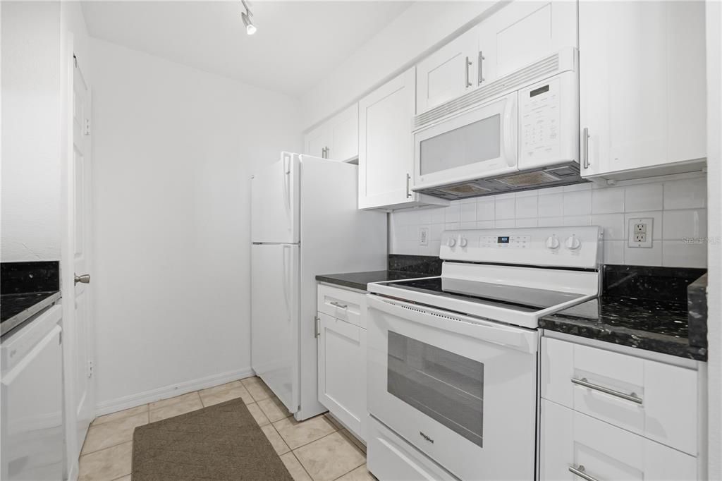 For Sale: $160,000 (1 beds, 1 baths, 631 Square Feet)