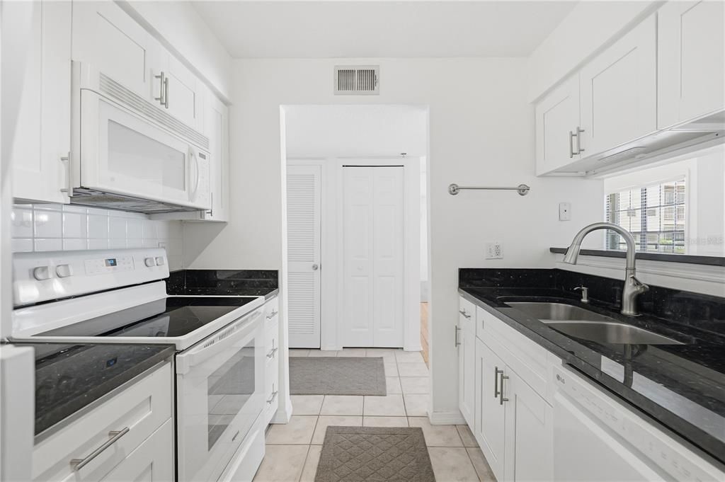 For Sale: $160,000 (1 beds, 1 baths, 631 Square Feet)