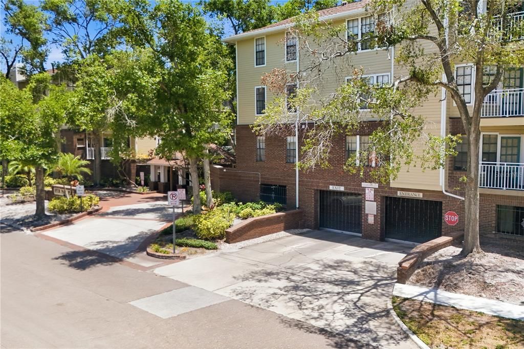 For Sale: $160,000 (1 beds, 1 baths, 631 Square Feet)