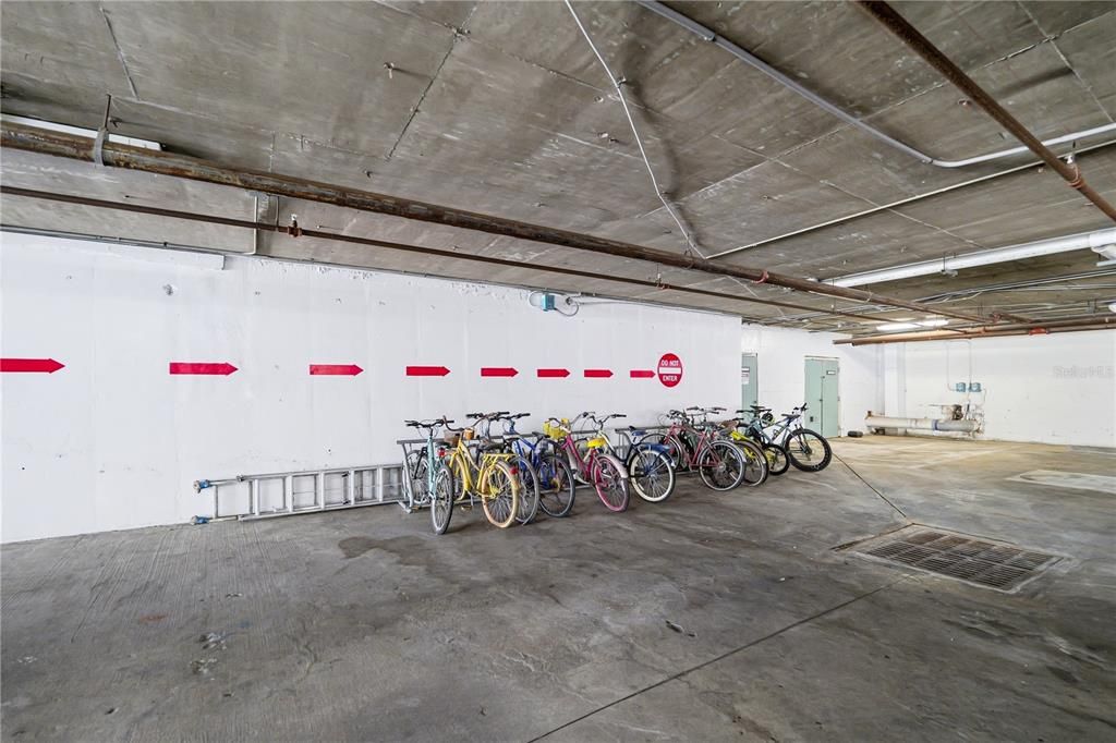 For Sale: $160,000 (1 beds, 1 baths, 631 Square Feet)