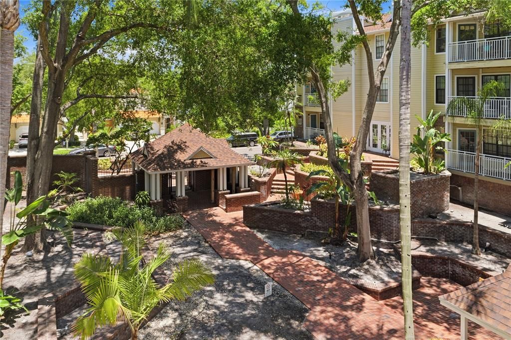 For Sale: $160,000 (1 beds, 1 baths, 631 Square Feet)