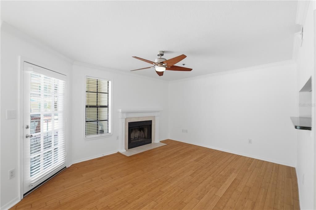 For Sale: $160,000 (1 beds, 1 baths, 631 Square Feet)