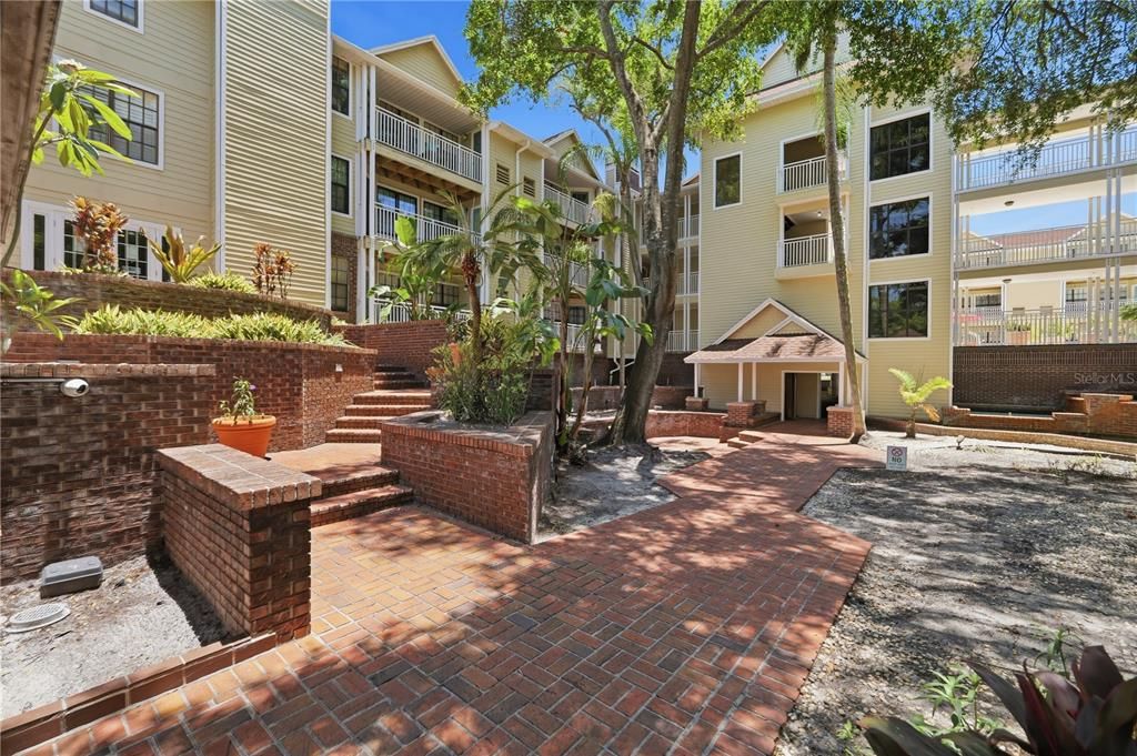 For Sale: $160,000 (1 beds, 1 baths, 631 Square Feet)