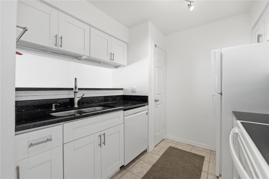 For Sale: $160,000 (1 beds, 1 baths, 631 Square Feet)