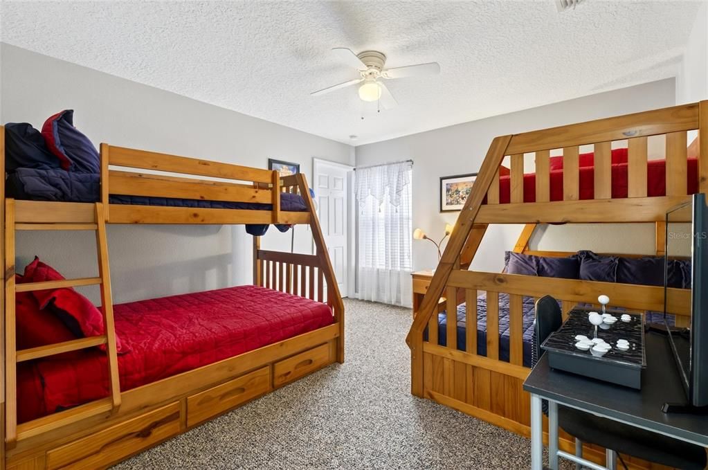 En Venta: $435,000 (4 camas, 2 baños, 2799 Pies cuadrados)