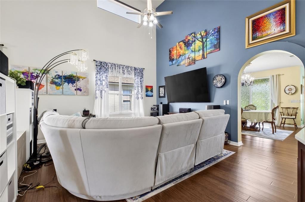 En Venta: $435,000 (4 camas, 2 baños, 2799 Pies cuadrados)
