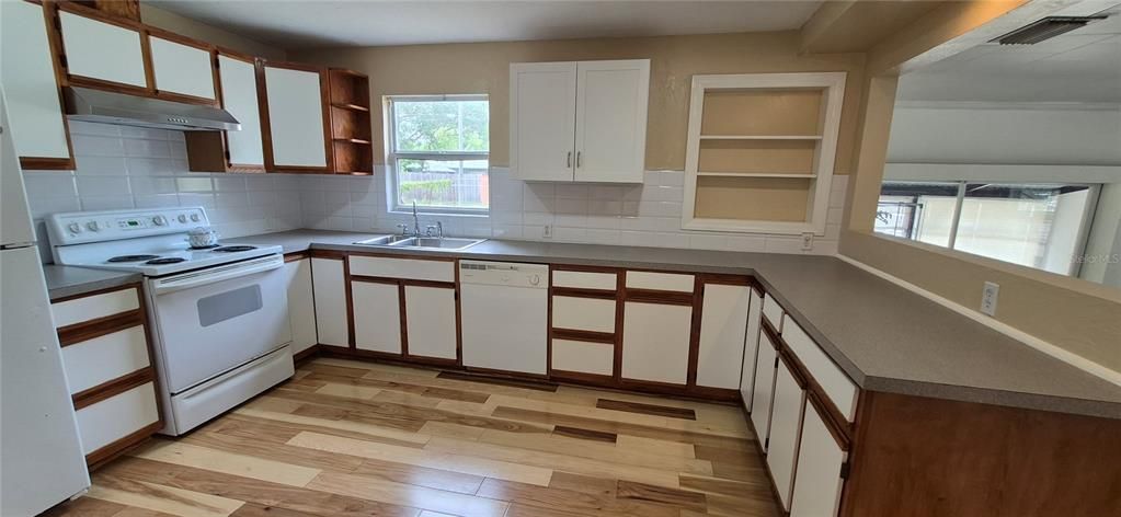 На продажу: $335,000 (2 спален, 1 ванн, 1040 Квадратных фут)