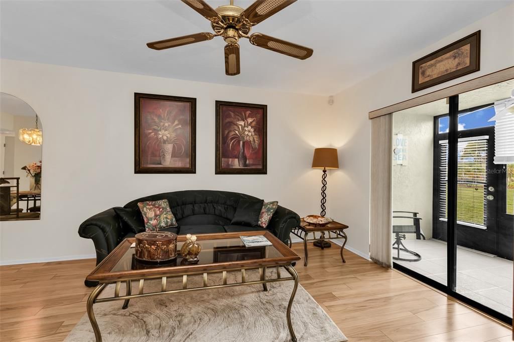 For Sale: $130,000 (2 beds, 2 baths, 886 Square Feet)