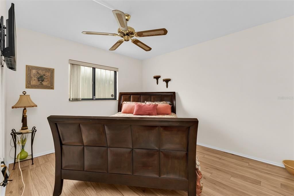 For Sale: $130,000 (2 beds, 2 baths, 886 Square Feet)