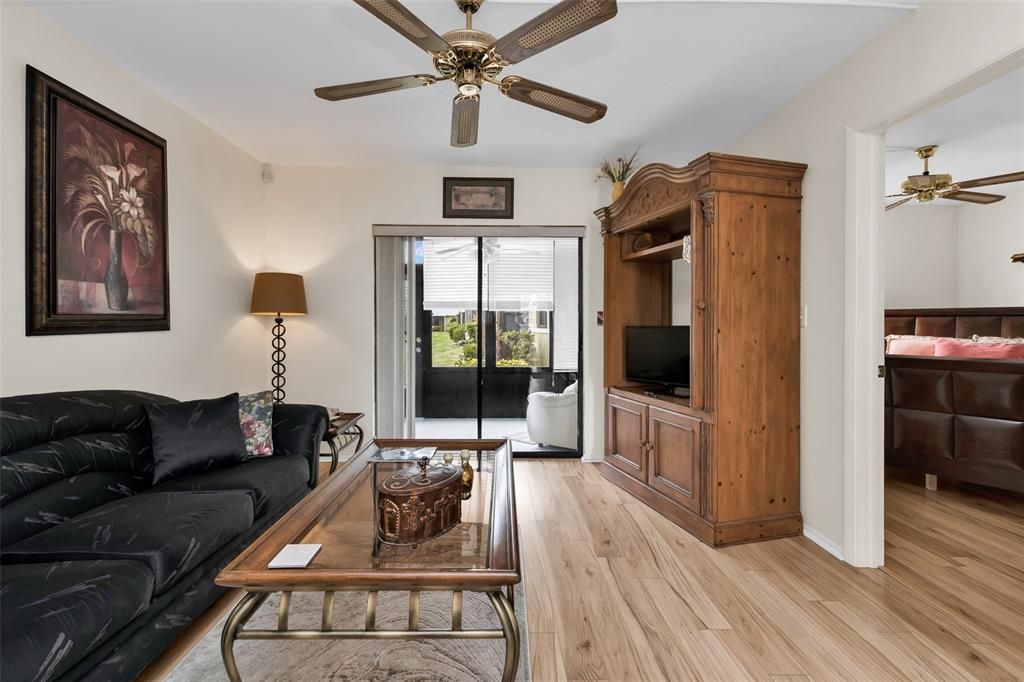 For Sale: $130,000 (2 beds, 2 baths, 886 Square Feet)
