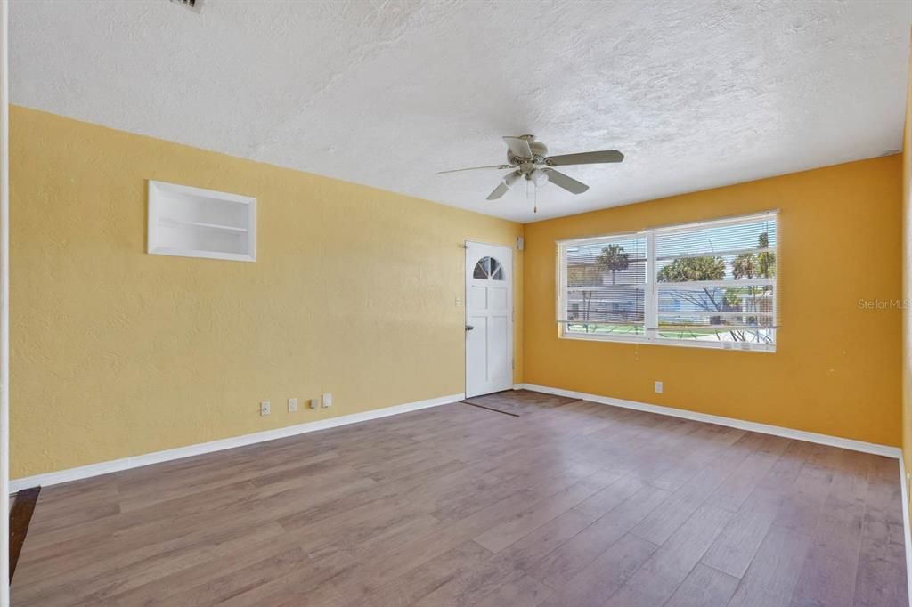 На продажу: $265,000 (2 спален, 1 ванн, 784 Квадратных фут)