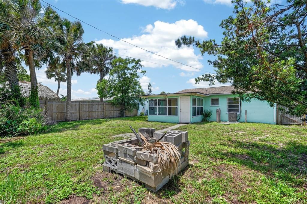 На продажу: $265,000 (2 спален, 1 ванн, 784 Квадратных фут)